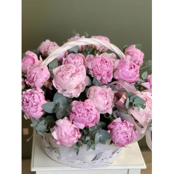 Корзина из 35 пионов