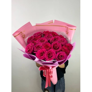25 розовых роз